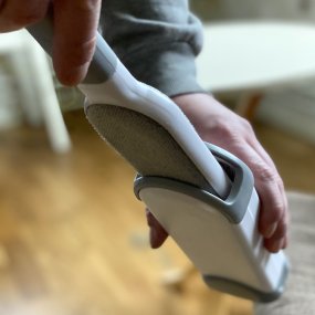 Dust and hair removal brush