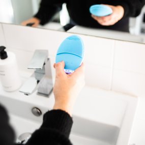 Vibrating facial cleanser