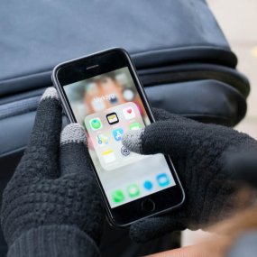 Comfortable touch gloves