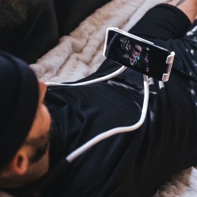 Mobile holder for the neck