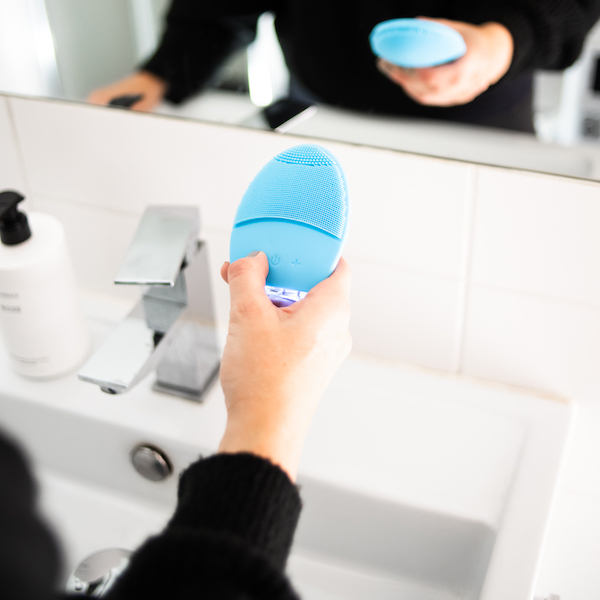 Vibrating facial cleanser