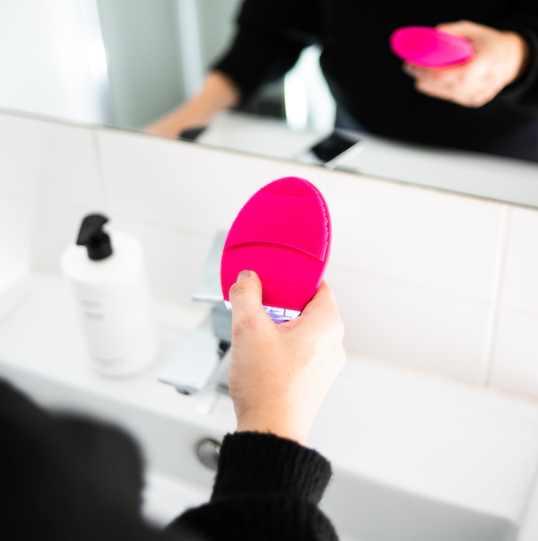 Vibrating facial cleanser