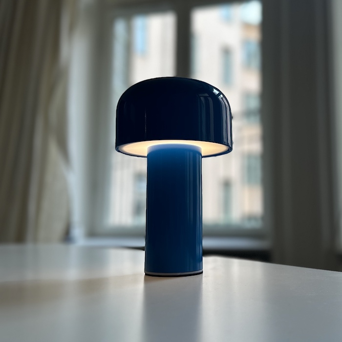 Wireless table lamp with dimmer