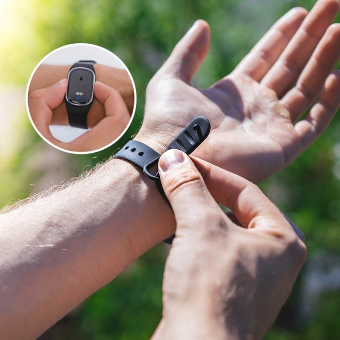 Mosquito bracelet with ultrasound