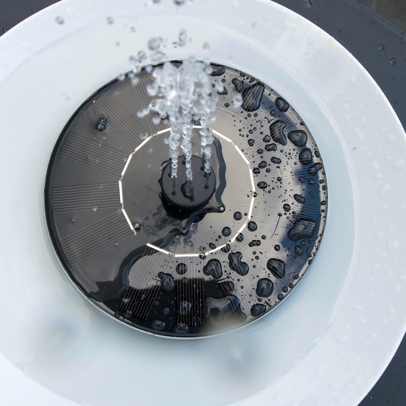 Fountain with solar cells