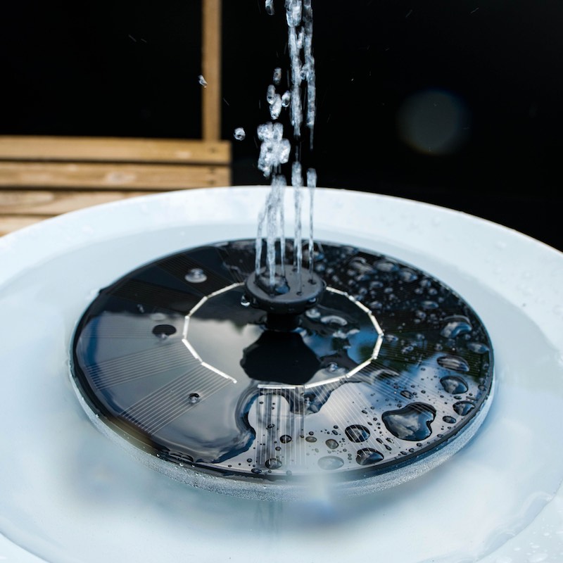 Fountain with solar cells